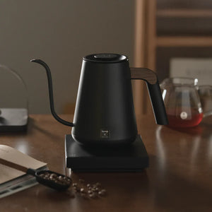 Černá elektrická konvice s úzkým výtokem a dřevěnou rukojetí pro baristu a příslušenství k filtrované kávě od Timemore, vše o kávě.