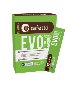 Zelený balíček s čisticím práškem pro profesionální espresso stroj, součást čisticích prostředků a údržbových doplňků.