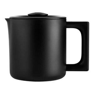 Černá izolovaná konvice na kávu se stylovým designem a praktickou rukojetí, součást Fellow, EspressoGear, vše o kávě.