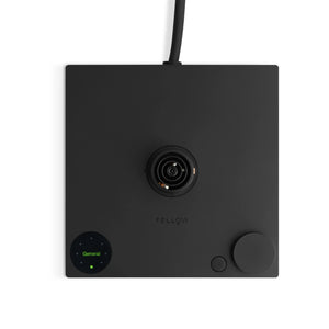Černá základna elektrické konvice s ovládacím tlačítkem a digitálním displejem, součást EspressoGear, vše o kávě.