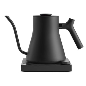 Černá elektrická konvice s úzkým krkem ve tvaru labutě a ovládacím tlačítkem, součást Varné konvice, EspressoGear, vše o kávě.