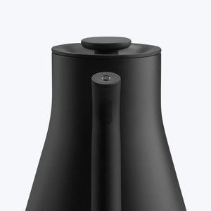 Matně černá rychlovarná konvice s elegantním designem a ergonomickou rukojetí, součást Fellow, EspressoGear, vše o kávě