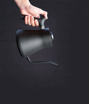 Matný černý rychlovarný konvice s úzkým husím krkem a ergonomickou rukojetí, baristické příslušenství, vše o kávě.
