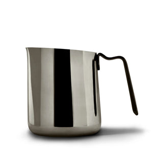 Nerezová mlékovka s přesným naléváním pro latte art, ergonomická rukojeť, baristické espresso příslušenství, vše o kávě.