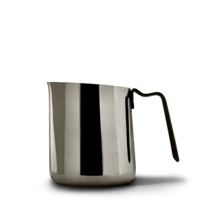 Zrcadlově lesklá konvička na mléko z nerezové oceli s ergonomickou rukojetí, ideální pro latte art, příslušenství k espressu, vše o kávě.