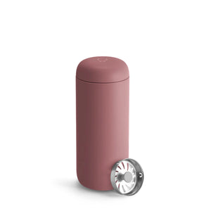 Opakovaně použitelný cestovní hrnek v růžovém odstínu s minimalistickým designem a odnímatelným víčkem, součástí Fellow, Take away, vše o kávě