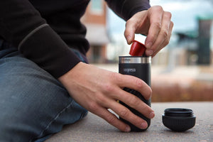 Přenosný kapslový adaptér v černé barvě pro Nespresso OriginalLine připojený k Nanopresso, od Senaste nytt a Barista Espresso.