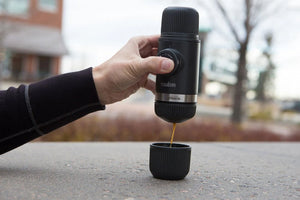 Přenosný espressomachine s adaptérem pro Nespresso OriginalLine, ideální pro baristy a přenosné kávovary.