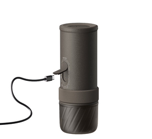Přenosný espressomlýnek tmavě šedý s USB nabíjením, součást přenosných kávovarů a vybavení ze Sekce novinek