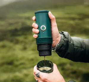 Přenosný ruční espressomlýnek v barvě canyon green s venkovním servisem z přenosných kávovarů.