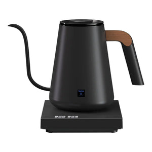 Černá elektrická konvice s úzkým výtokem a dřevěným detailem, od Timemore a vařit příslušenství pro baristickou espresso