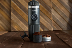 Černý přenosný Nanopresso s kapslovou a mletou kávou, espresso příslušenství od baristy a přenosné kávovary.