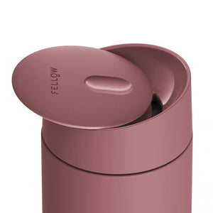 Opakovaně použitelný růžový cestovní hrnek s posuvným víčkem v moderním designu, součást Fellow, Take away, EspressoGear, vše o kávě.