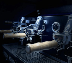 La Nuova Era Altea Anniversario 2 - skupinový komerční espressomachine (pronájem) - Barista a Espresso