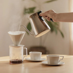 Glasserver för fyra koppar med kaffebryggning i keramisk filterhållare allt om kaffe